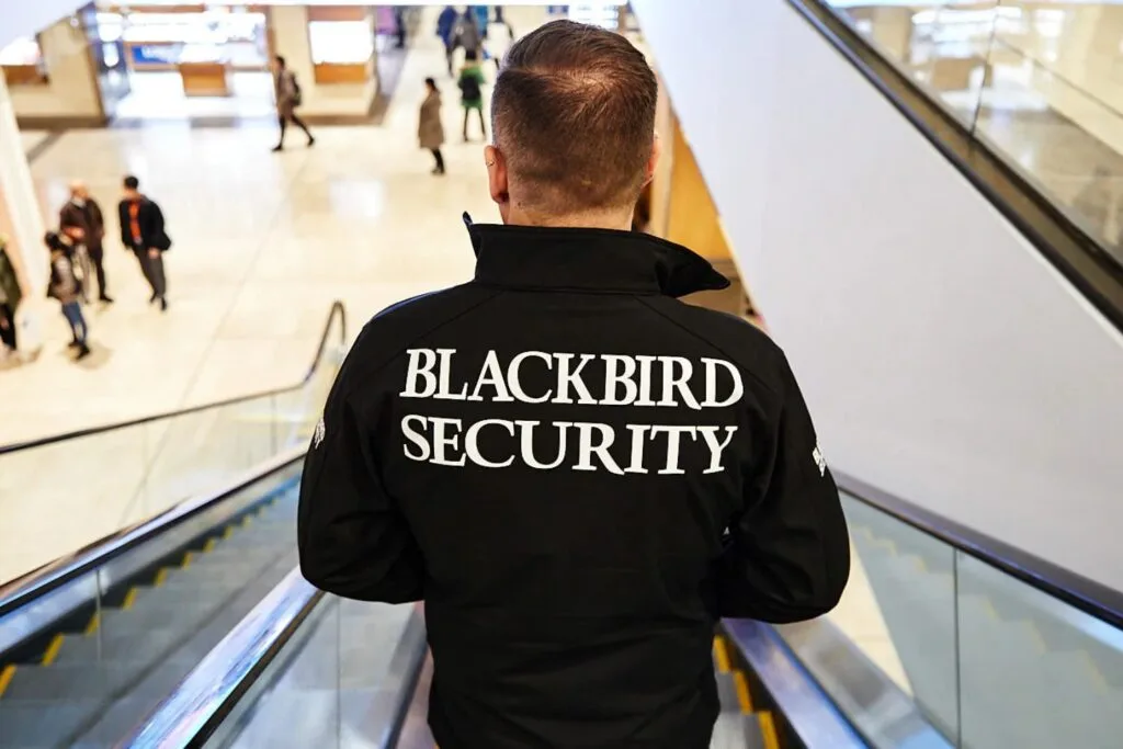 Blackbird Security Unlocks Efficiency Through Tracktik’s Automation 15 Ein Mitarbeiter von Blackbird Security vor Ort
